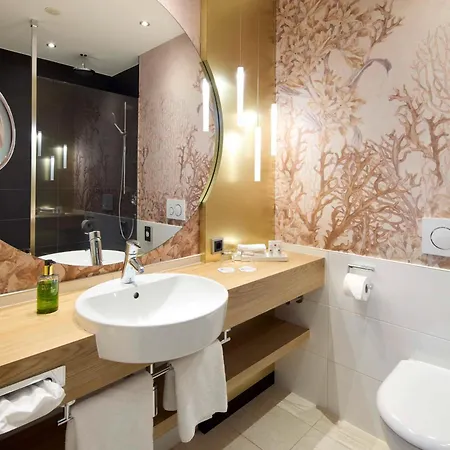 Western Premier Park & Отель