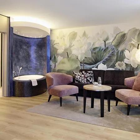 Western Premier Park & מלון